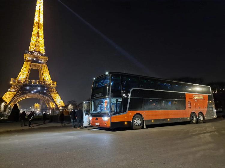 bus devant la tour Eiffel - Autocars-soummane